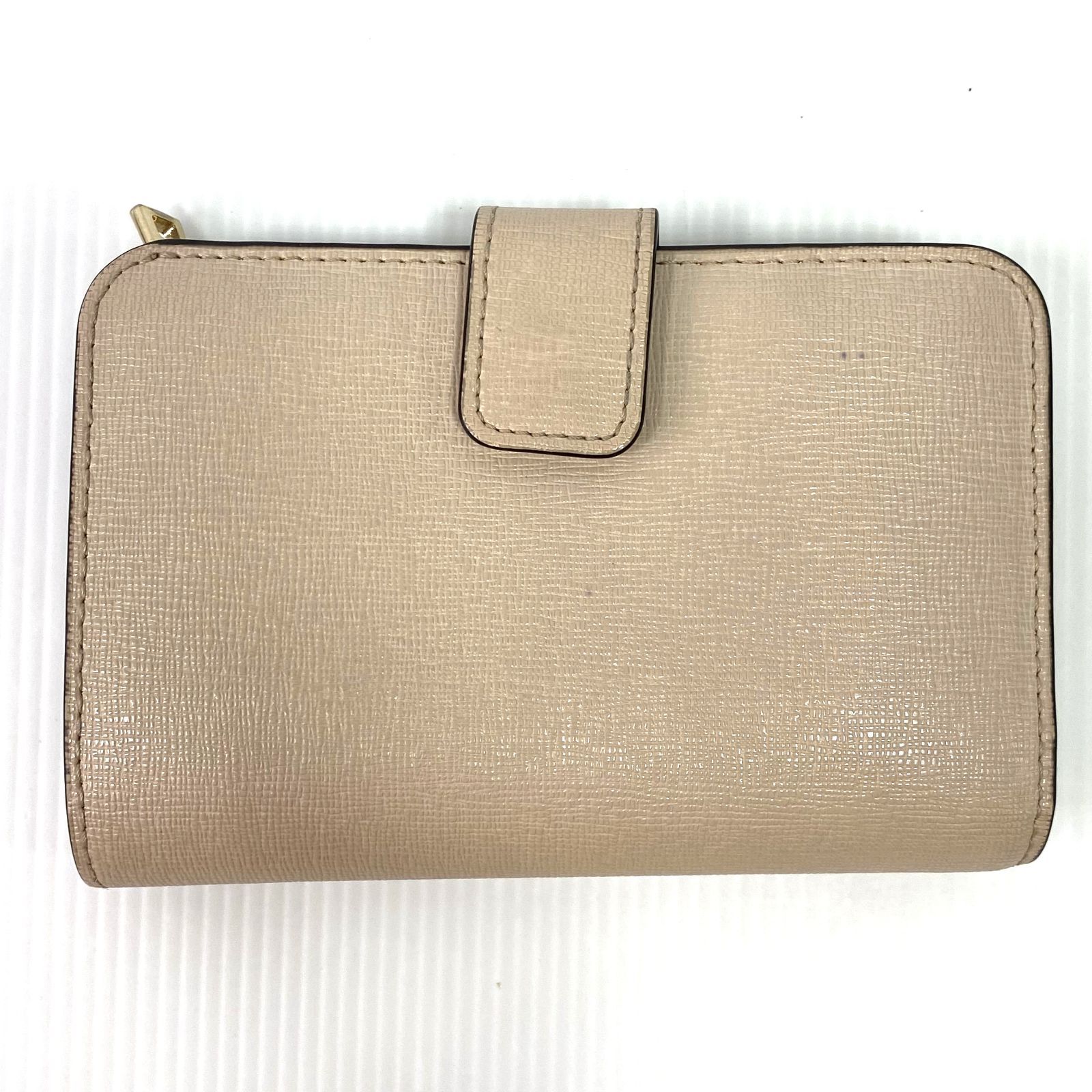 美品　FURLA フルラ　二つ折り財布　ベージュ 中古品】FURLA フルラ 二つ折り財布 ピンクベージュ GM - メルカリ