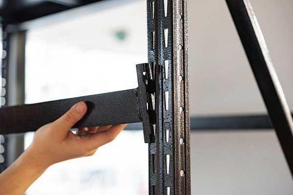 スチール製のラルドボルトレスシェルフ ハンマートーン仕上げ