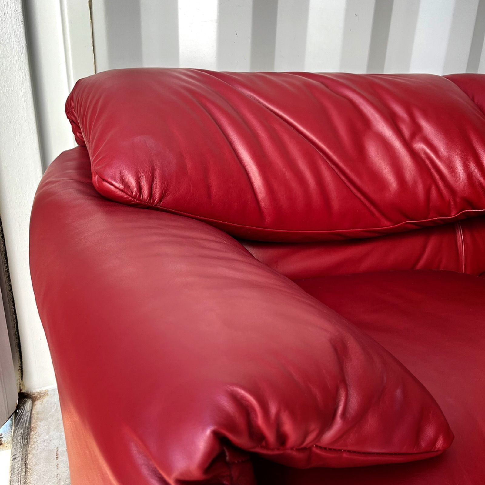 取付無料！マラルンガ 高級 おしゃれインテリア本革レッド3人掛けソファ✨ ソファ 3人掛け 総革 本革 レザー ソファー チェスターフィールド 高級