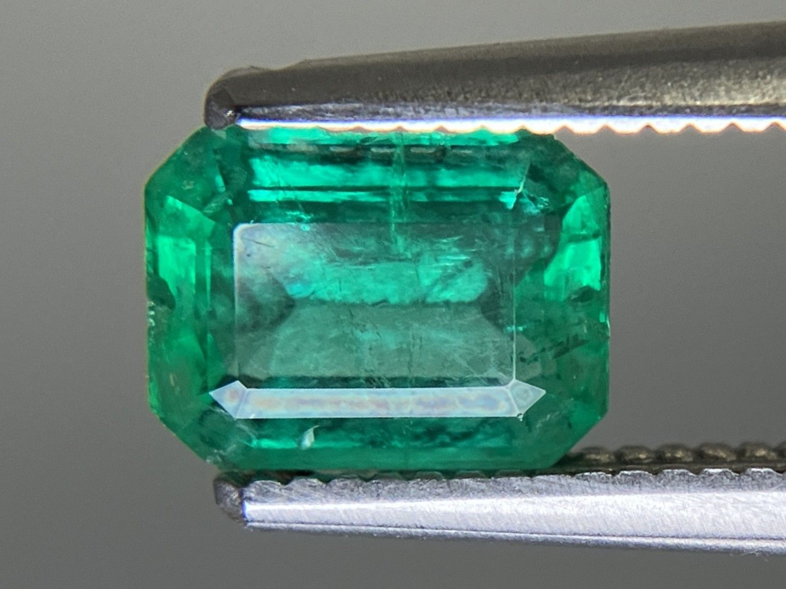 エメラルド 天然 0.852ct 中央宝石ソーティング付き 6.88㎜×5.20  