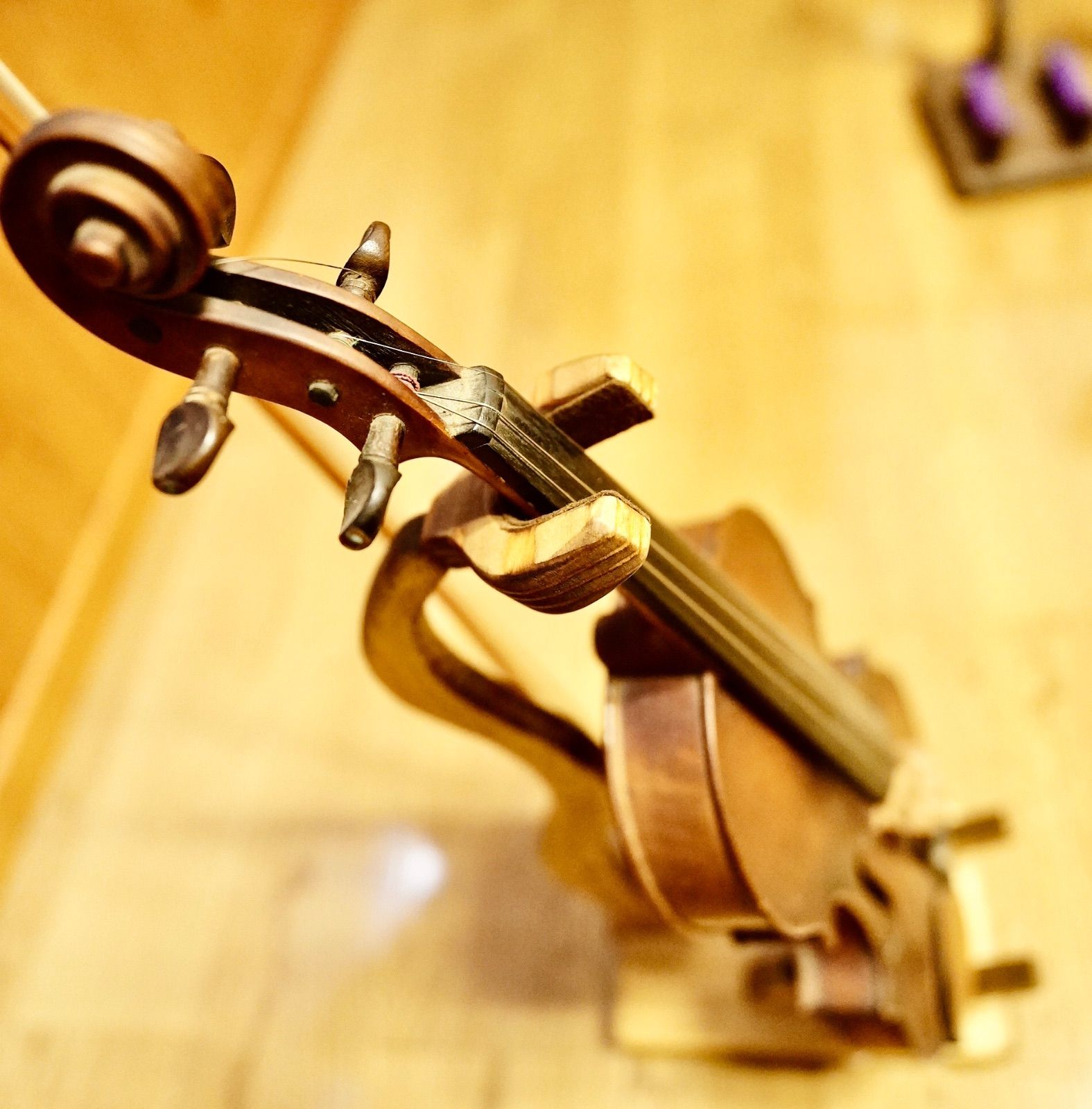 24時間以内に発送 手作り木工 木製バイオリンスタンド オイル仕上げ 1本掛け