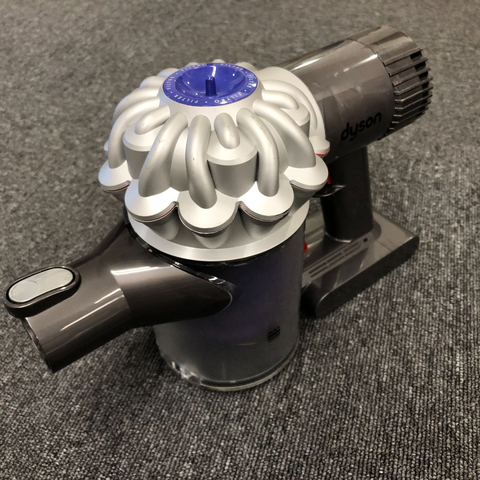 【ジャンク品】Dyson（ダイソン ）　コードレスクリーナー　本体のみ　Dyson DC62(2穴)(カラー/ツヤ無しシルバー)