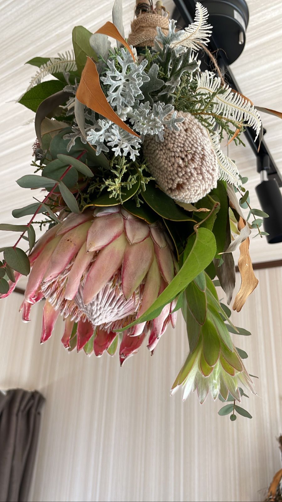 ネイティブフラワー キングプロテアの吊り下げスワッグ＊ - メルカリ