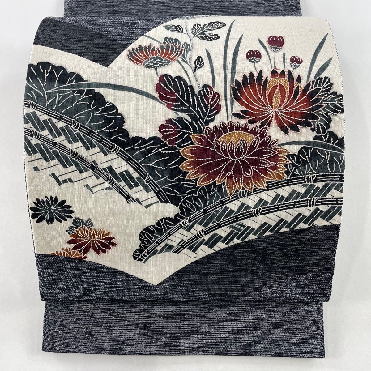袋帯 名品 夏帯 菊 垣根 刺繍 切り嵌め 黒灰 お太鼓柄 正絹 【中古 