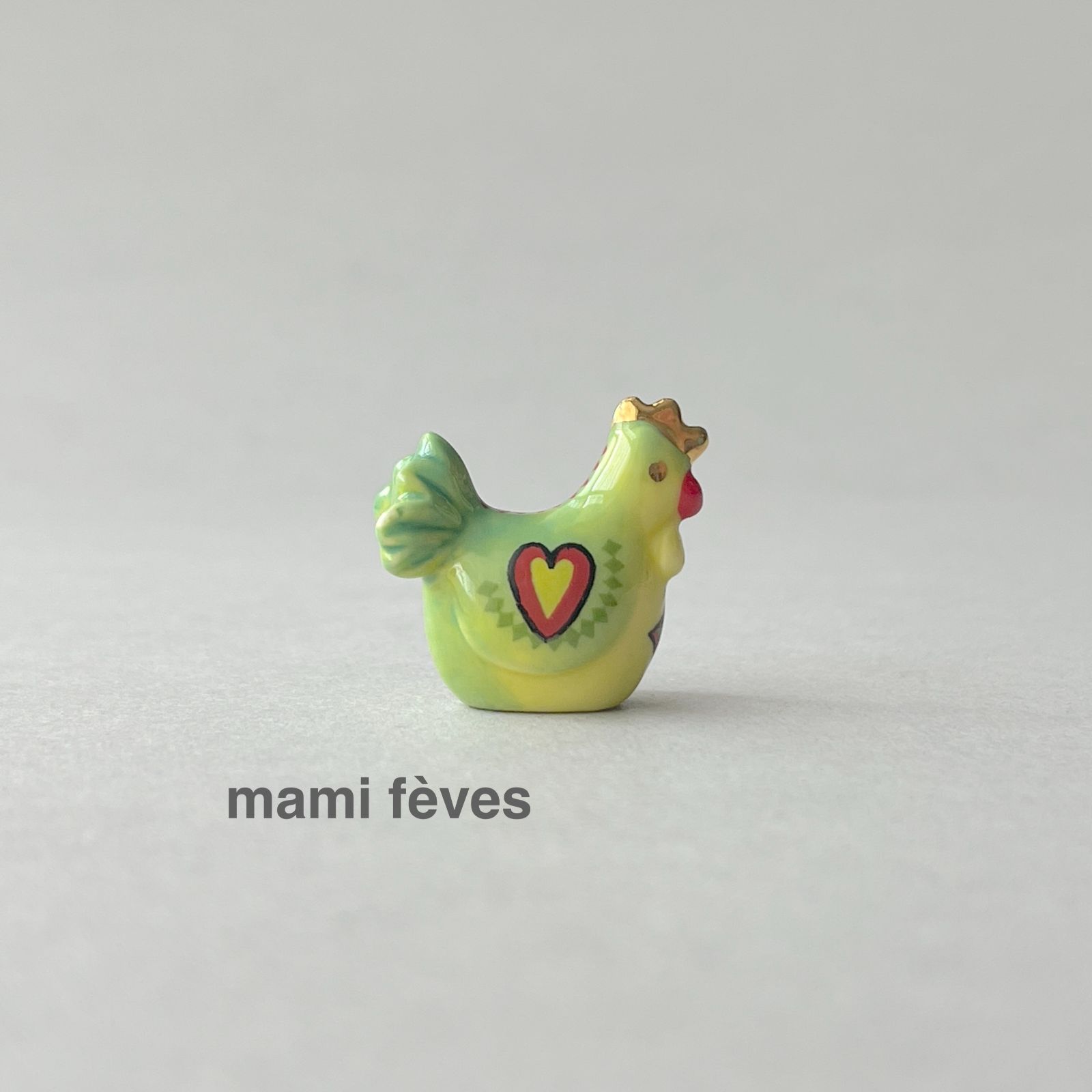 フェーヴ ハート模様のにわとり カラフルなにわとりたち フランス