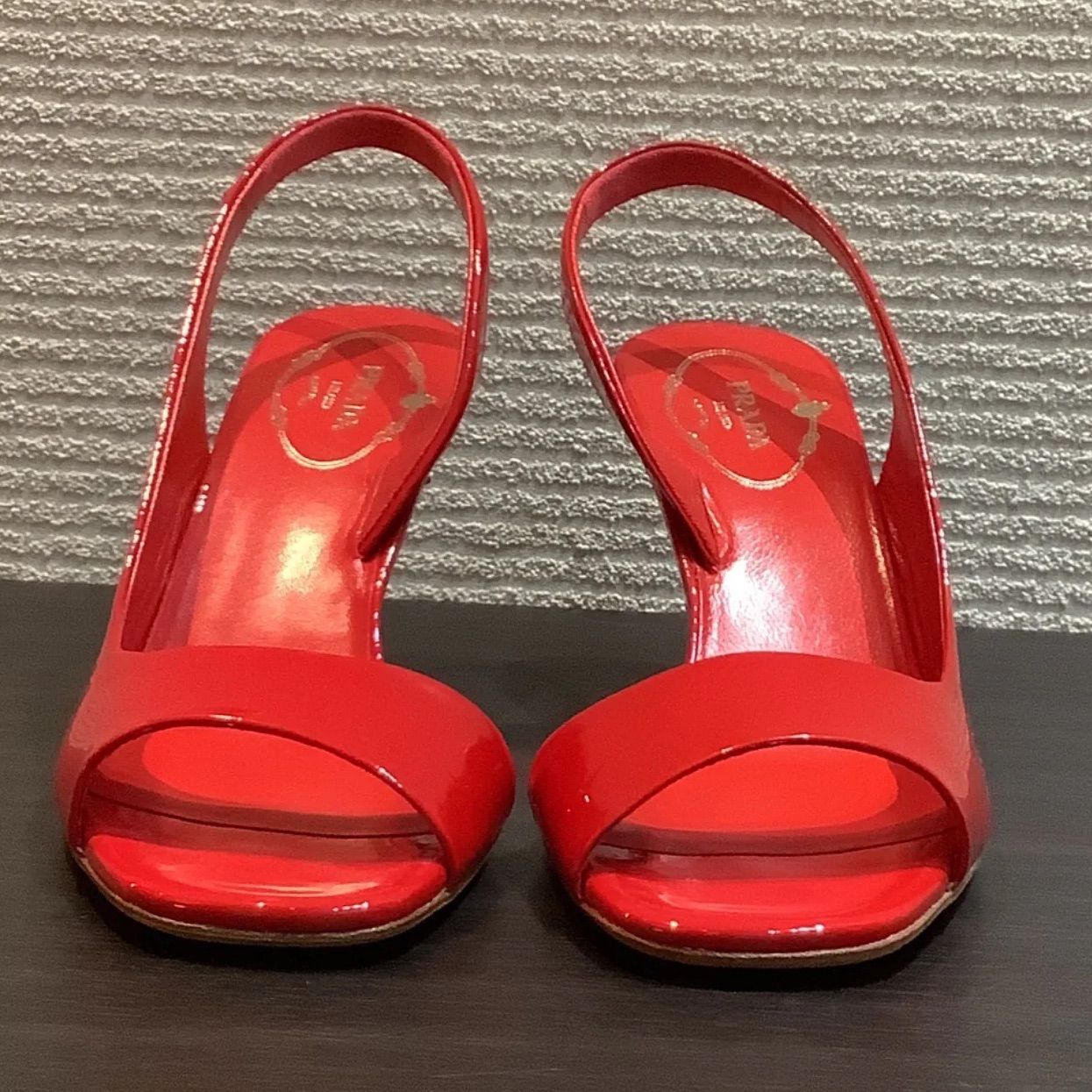 未使用 本物 PRADA プラダ エナメル パテント バックストラップ 