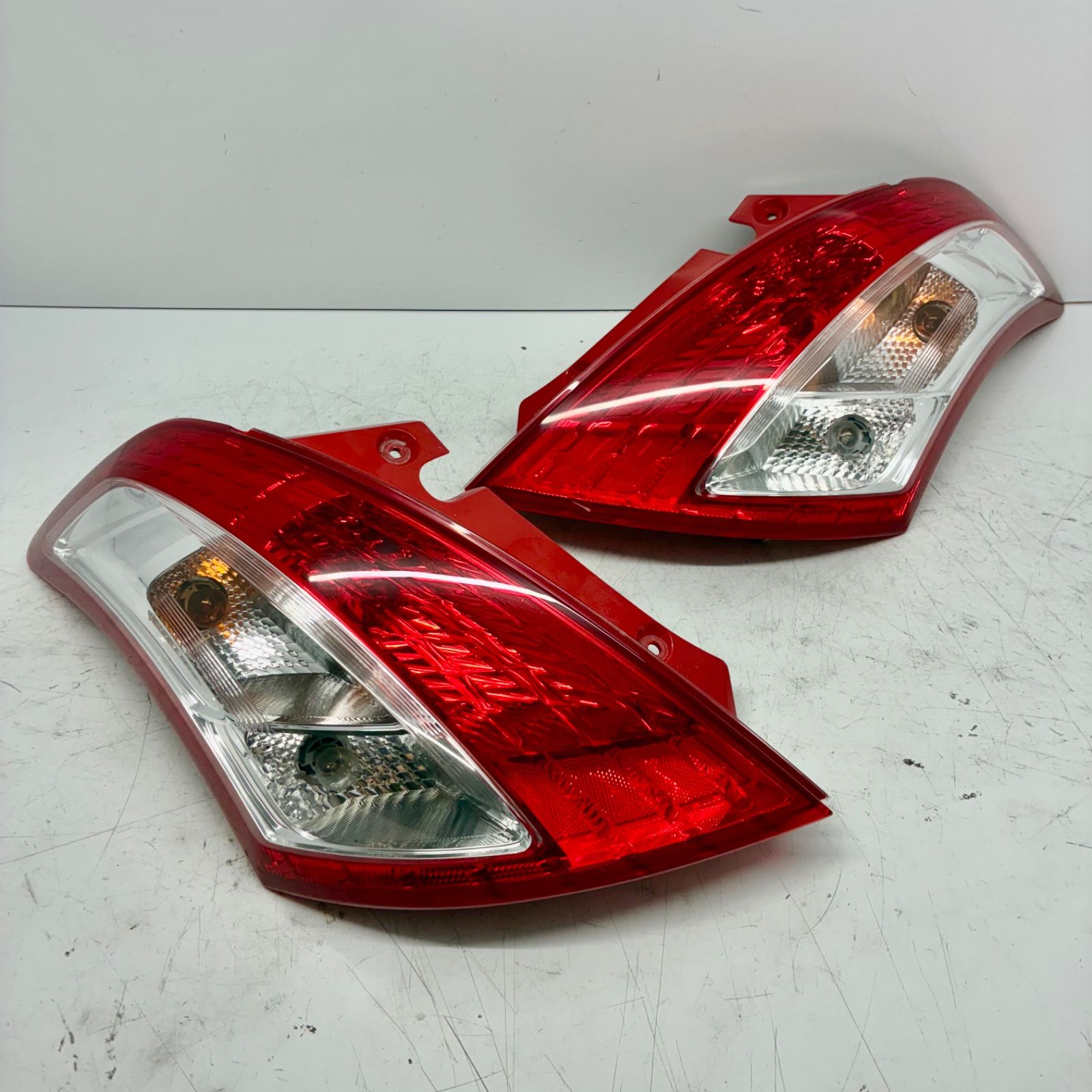 コーティング済 スズキ ZC72S ZD72S スイフト 前期 テールライト ランプ レンズ 左右セット LR AL 5035 R1-S1 81.01 P70682