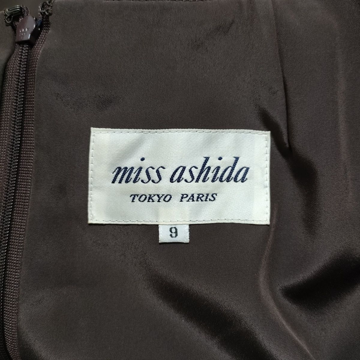 miss ashida(ミスアシダ) ワンピース サイズ9 M レディース - ダークブラウン クルーネック/ノースリーブ/ひざ丈