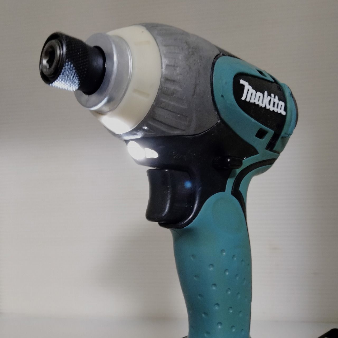 上品コーデはコレで安心！ マキタ インパクトドライバー TD135D 14.4V 希少カラー - メルカリ その他