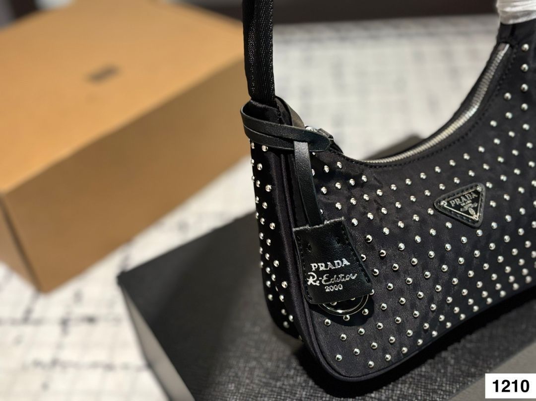 PRADA レザー アンダーアームバッグ ? 21×12cm [本日特価|新品未