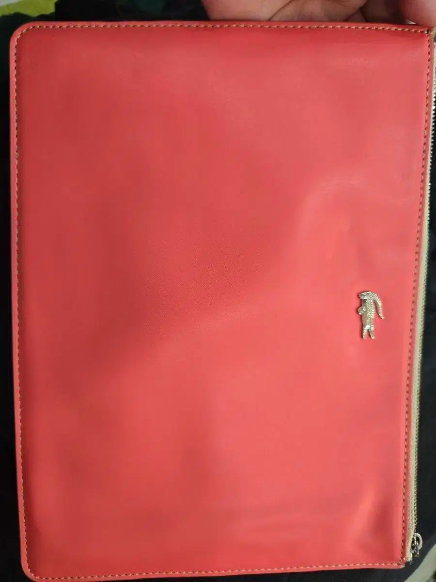 LACOSTE ラコステ 囲い 紫 クラッチバッグ ファスナー付き