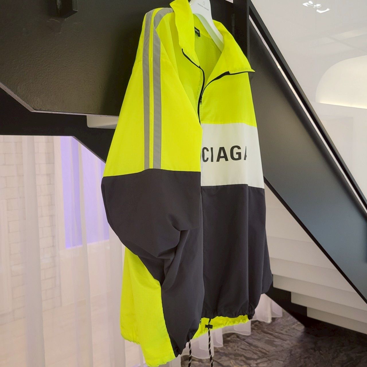 希少 美品 バレンシアガ ボタニカル総柄 ノーカラー ナイロンジャケット 44 楽天市場】極美品 BALENCIAGA バレンシアガ ランウェイ 7
