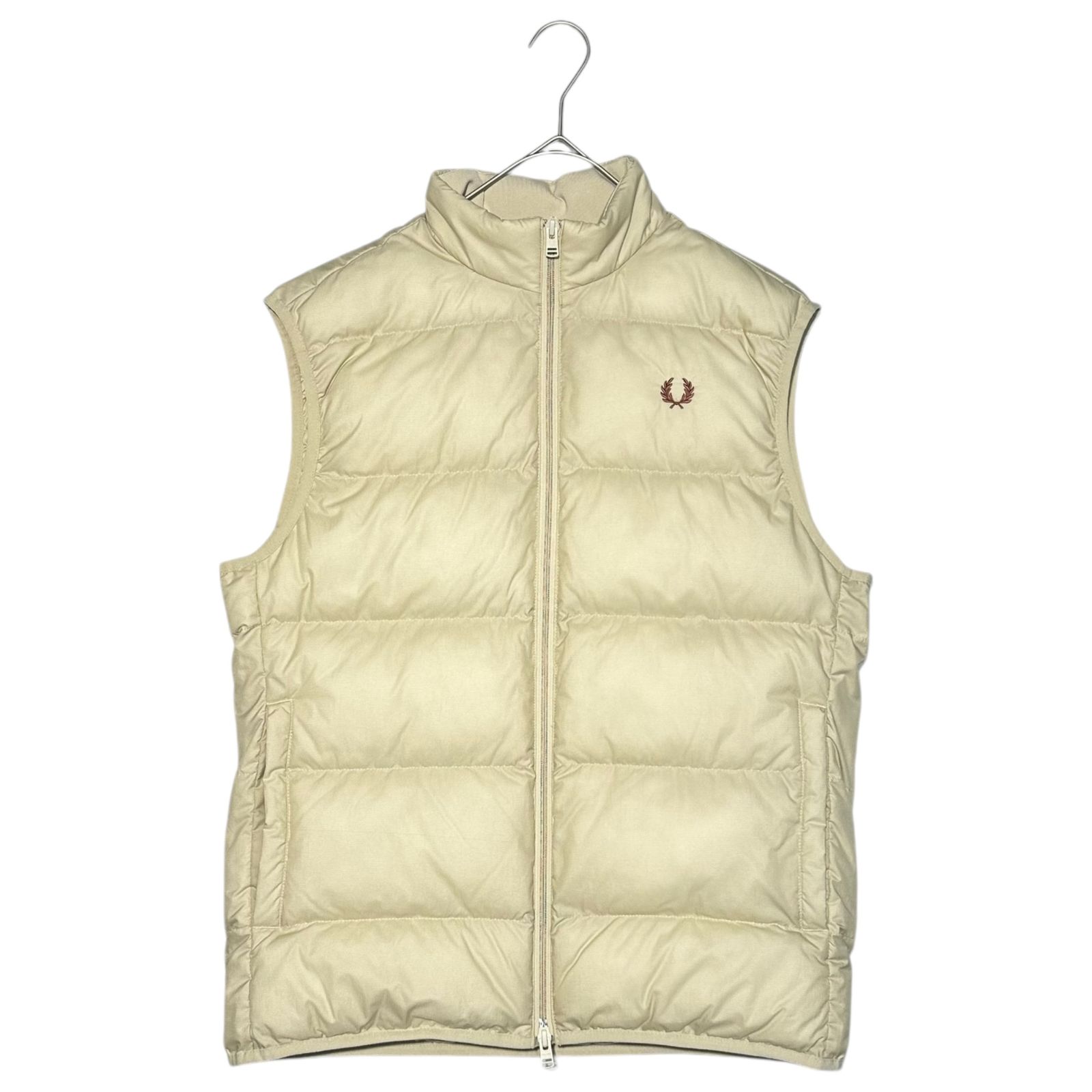 FRED PERRY(フレッドペリー) 24AW INSULATED GILET インシュレーテッド ジレ J8522 M ベージュ ロゴ 中綿 ベスト ナイロン 参考定価27，500円