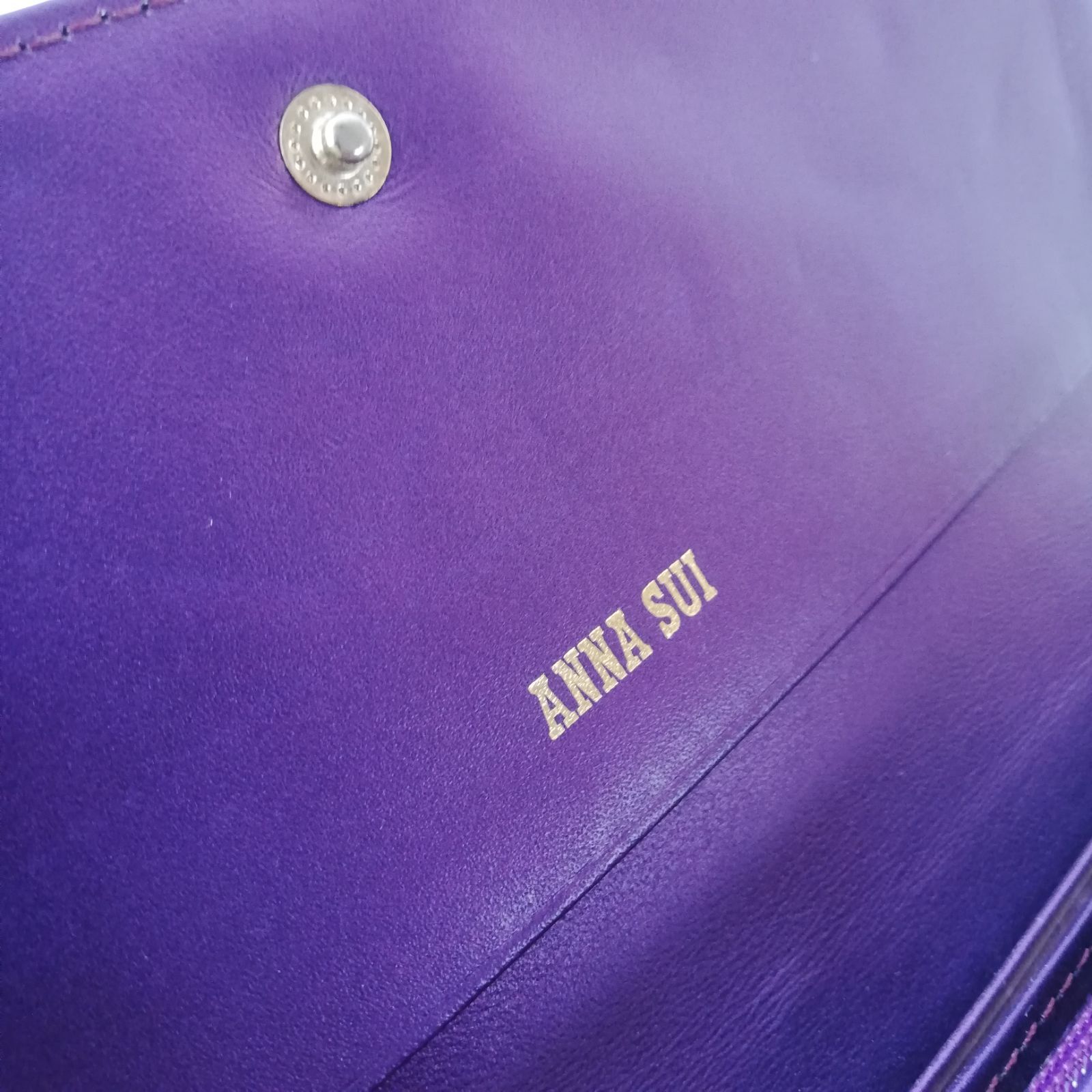 アナスイ【ANNA SUI】がま口の長財布ウォレット/パープル紫の型押し 