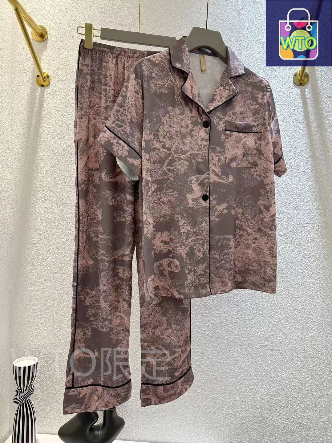 これは DIOR（ディオール）の女用パジャマで、家居服としても