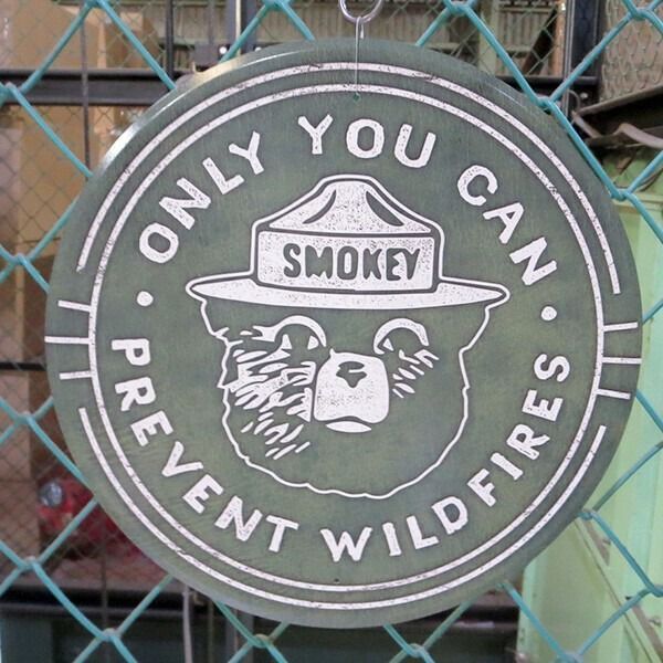 新品 アメリカ直輸入 スモーキーベア警告看板メタルサイン National Symbols Cache. Smokey Bear Metal Sign (Temporarily Out Of