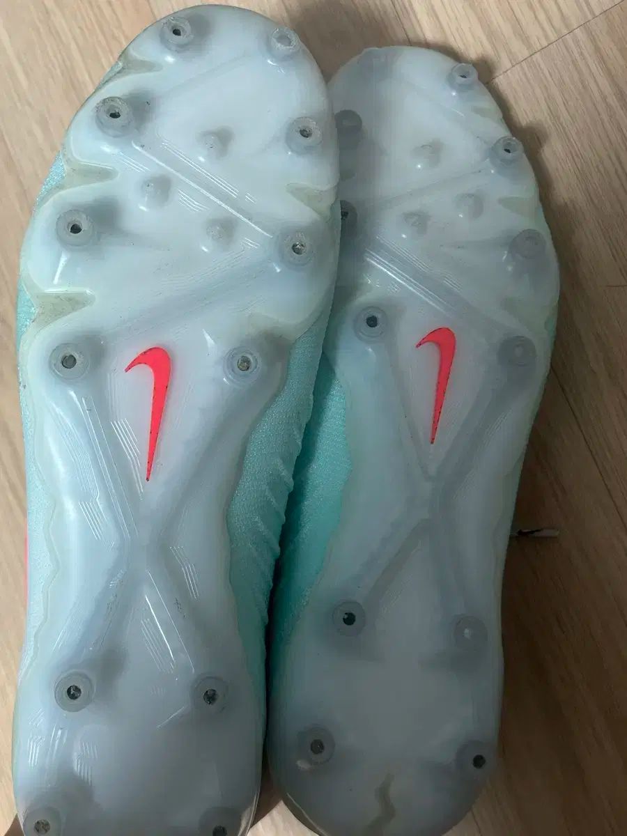 NIKE