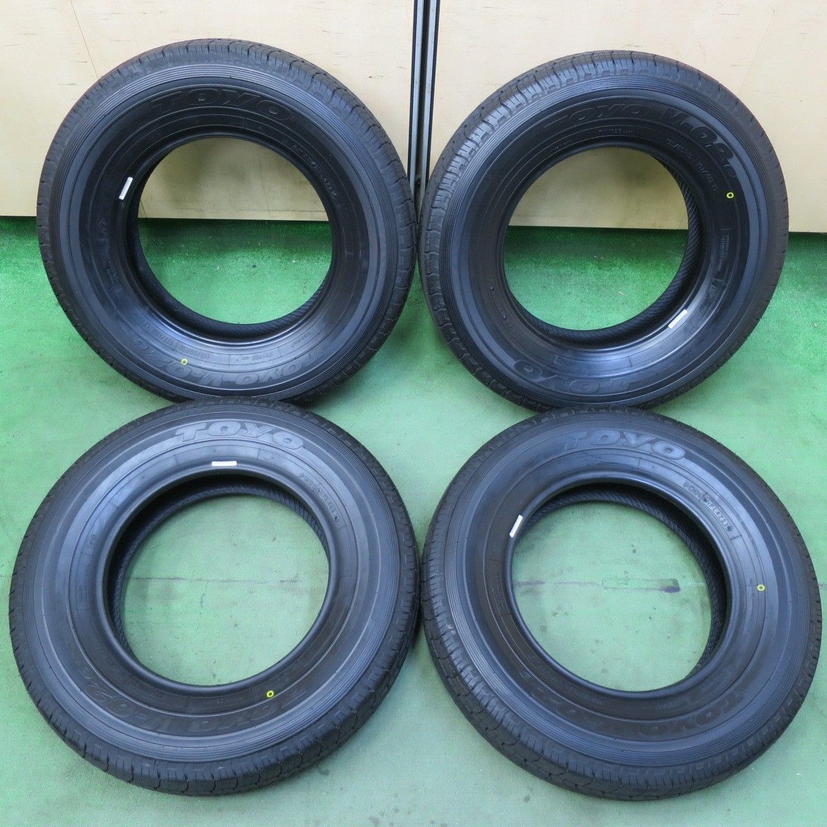 22年 195 80R15 107 105L トーヨー V-02e タイヤ 15インチ ハイエース キャラバン 等 5091108イノタ