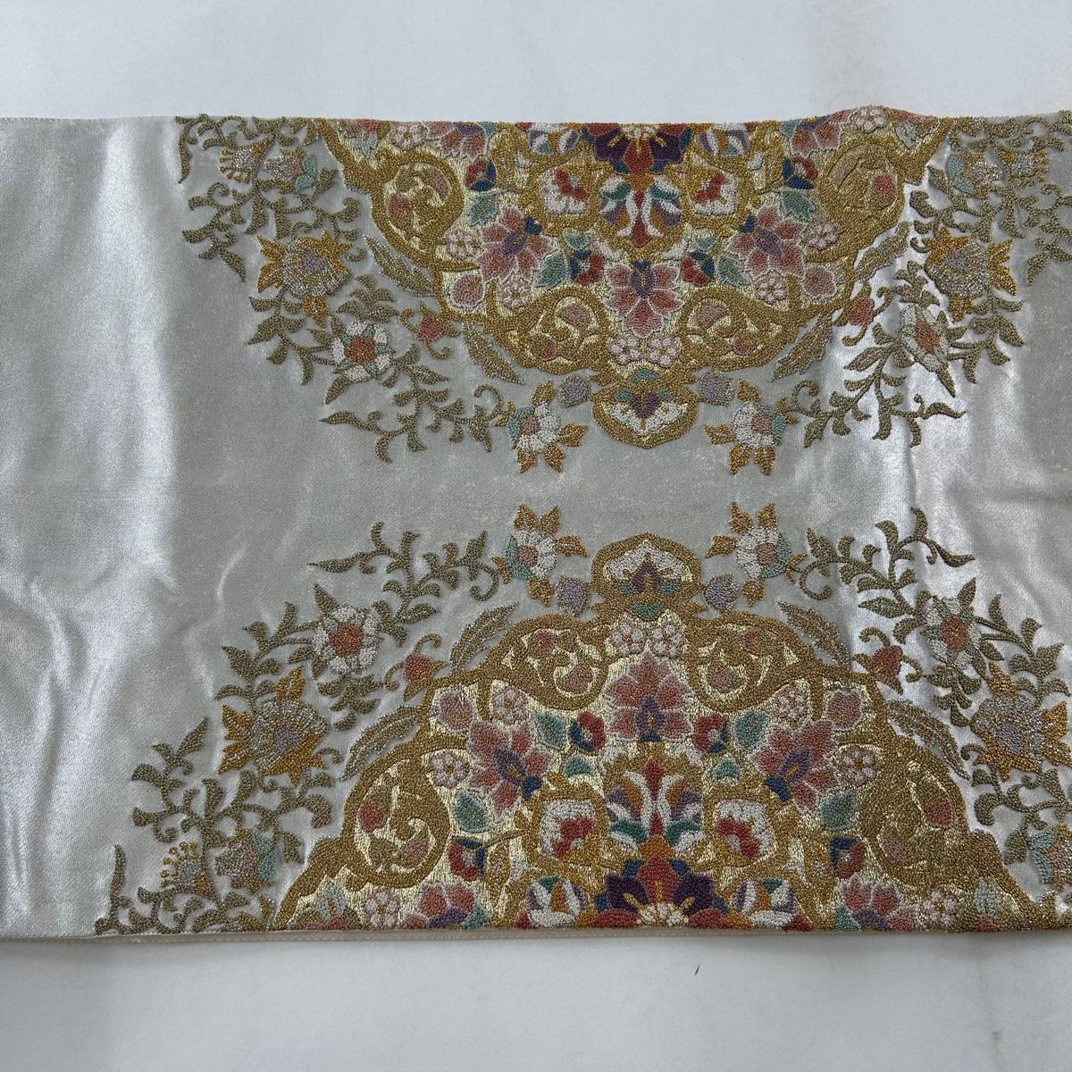 袋帯 名品 華文 花唐草 金銀糸 相良刺繍 銀色 お太鼓柄 正絹 【中古