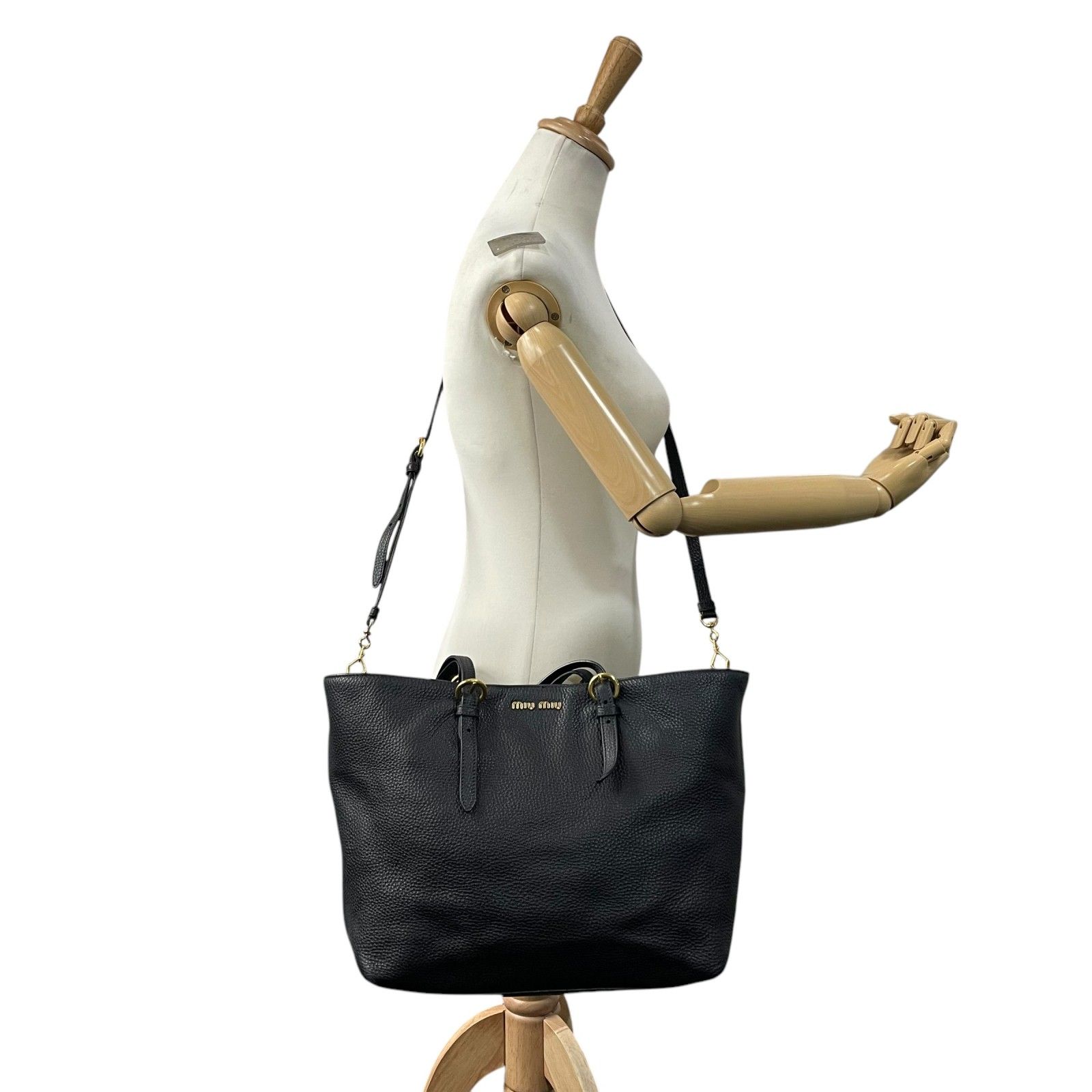 【美品】miumiu トートバッグ A4収納可 レザー ブラック ポーチ付属 美品 ミュウミュウ miumiu トートバッグ ショルダーバッグ 2WAY