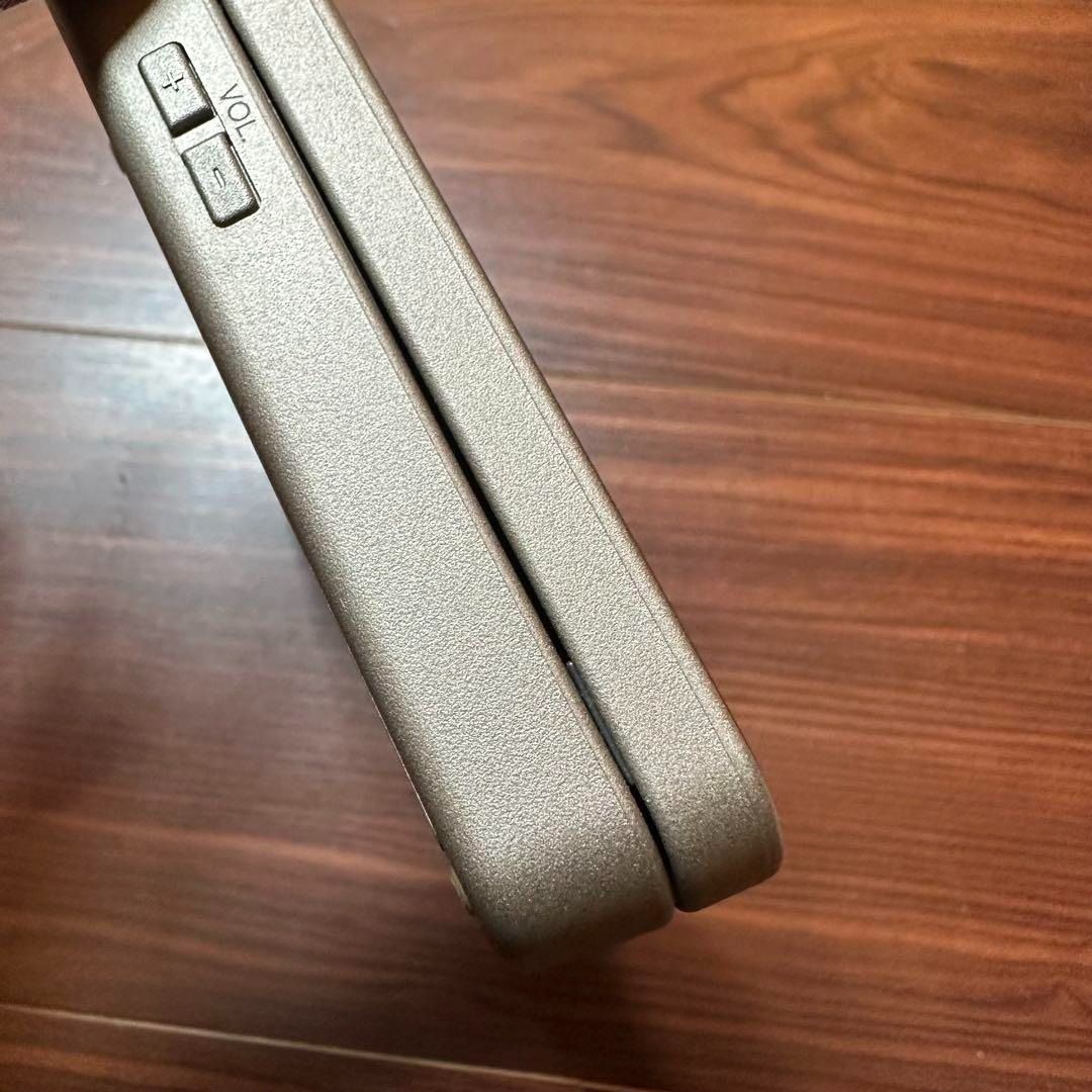 ダークブラウン