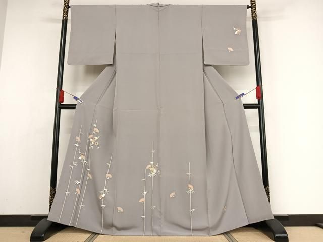 本日限りコメント必見【ゑり善】逸品☆高級　絽縮緬手刺繍　夏着物附下げ 正絹　美品 美品 刺繍 夏着物 正絹 絽“ゆったりし花咲ける夏霞と刺繍花”色