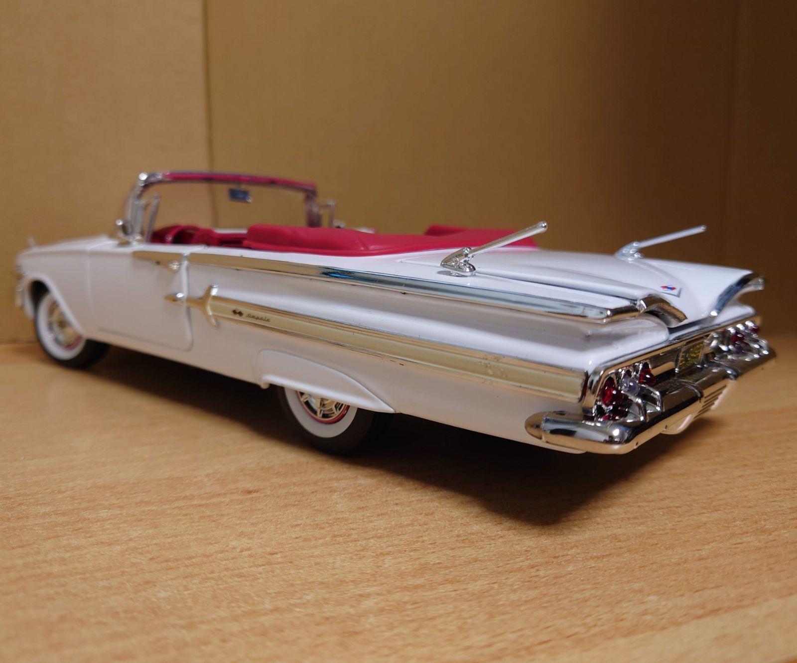 1/18 シェビーインパラ 1960 ホワイト Chevy Impala Convertible 1960