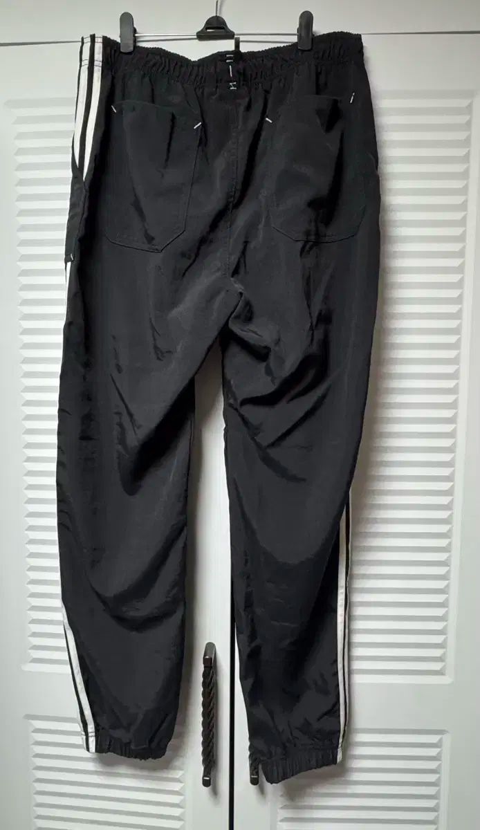トラックパンツ