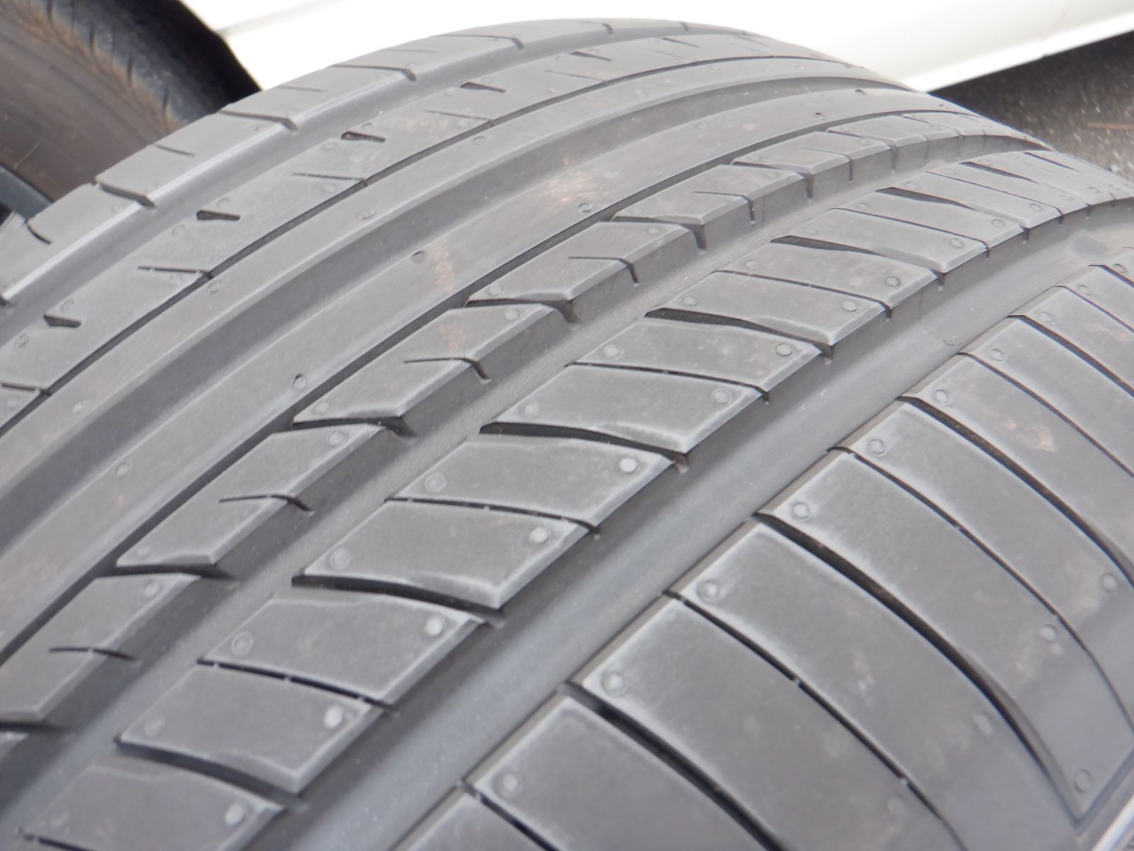 255 40R18 ４本 ヨコハマ アドバンｄB V552 製 メルセデスベンツCLSシューティングブレーク ジャガーXJなどに TRITUETUBI_COM