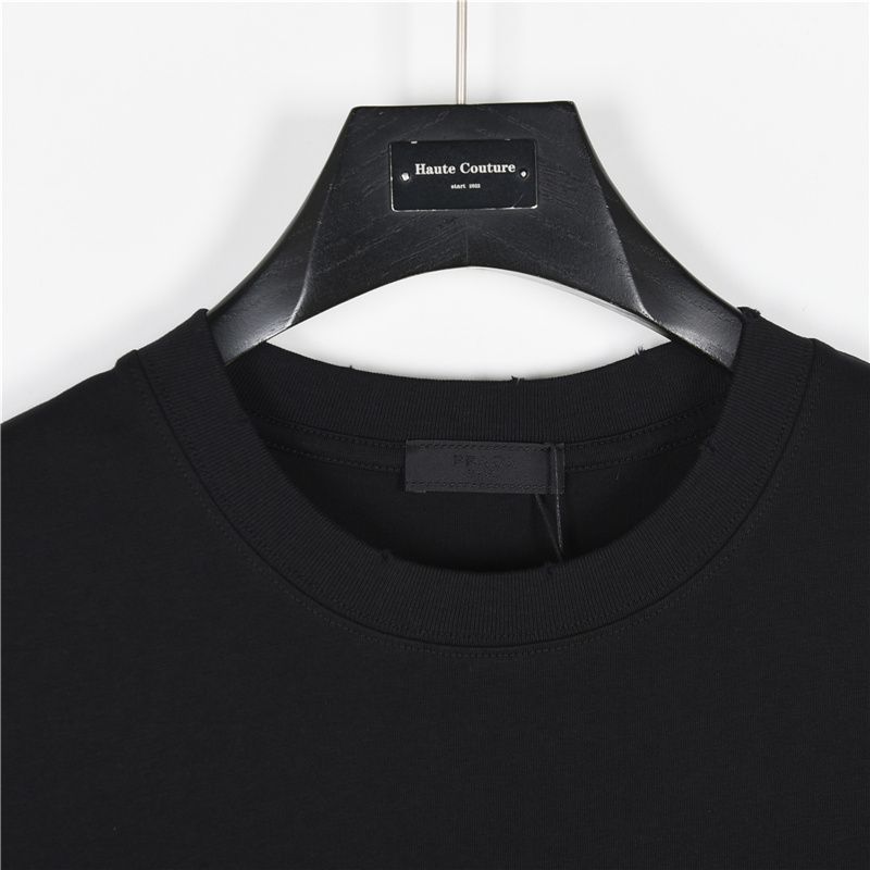 PRADA♥ベスト♡美品 今日特価】Prada / プラダ 25ss 胸元アルファベットロゴ T