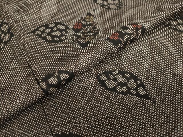 平和屋着物○本場大島紬 7マルキ 古代染色純泥染 舞葉文 当田安憲作