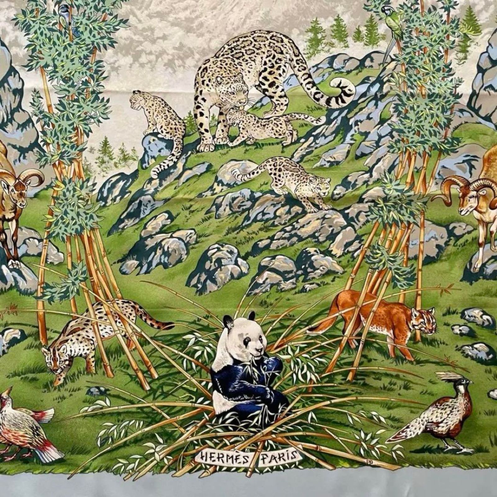 エルメス カレ90　SICHUAN　四川省　シルク　スカーフ　パンダ　アニマル柄 HERMES エルメス カレ90 SICHUAN 四川省 パンダ 大判 シルク