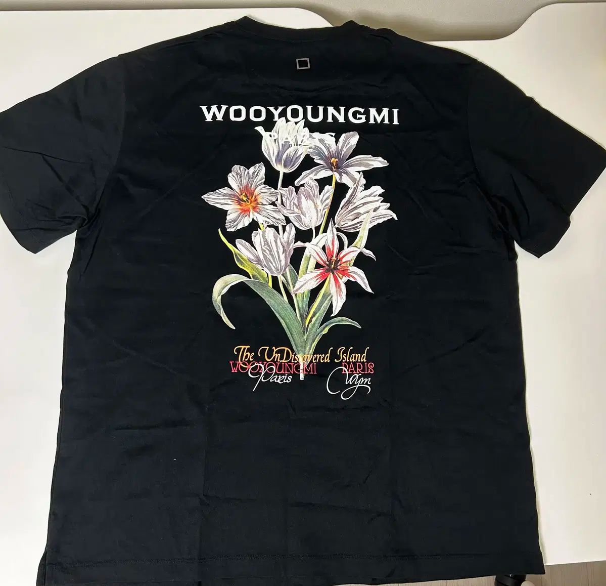 24SS WOOYOUNGMI(ウーヨンミ) フラワー バックロゴ 黒 Tシャツ