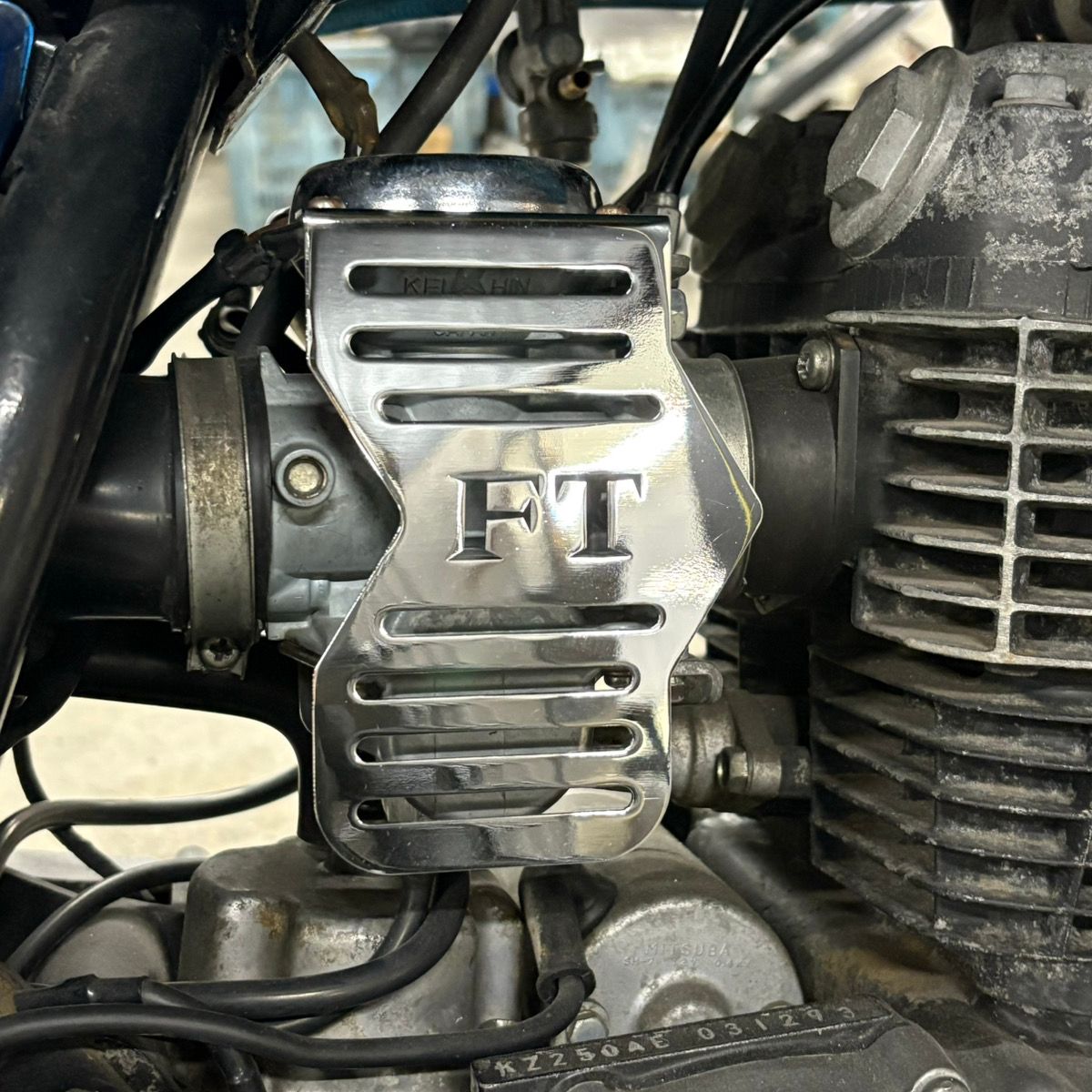 KAWASAKI Z250FT Z250FT ロゴ入りメッキキャブサイドカバー ACP 
