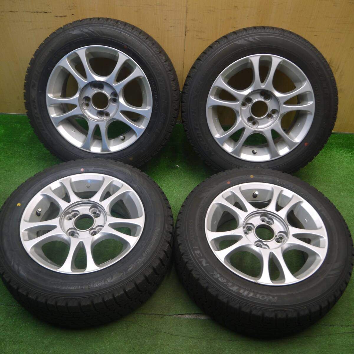 バリ溝！ほぼ10分☆スタッドレス 175/65R14 オートバックス