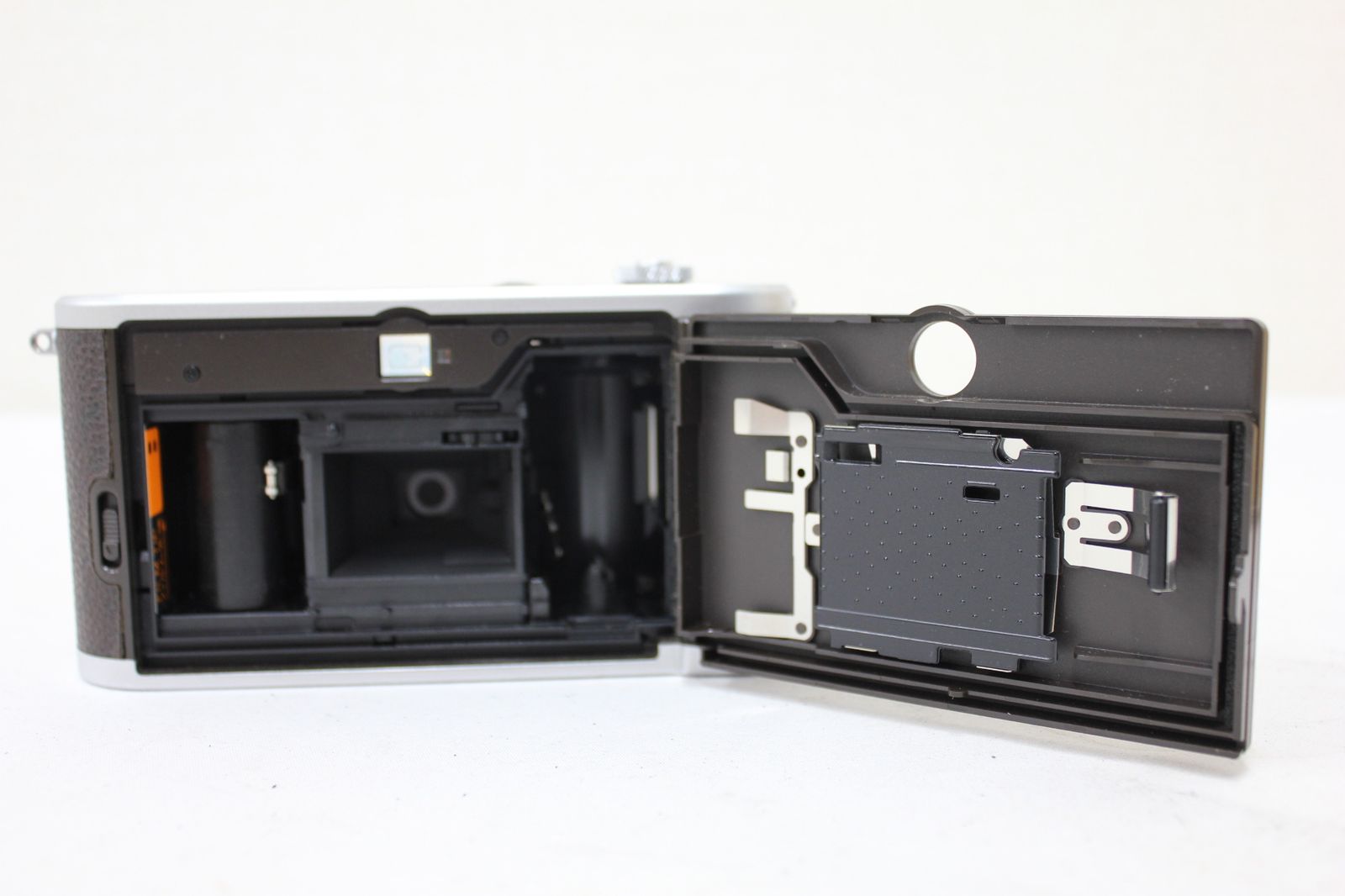 コンパクトカメラ e