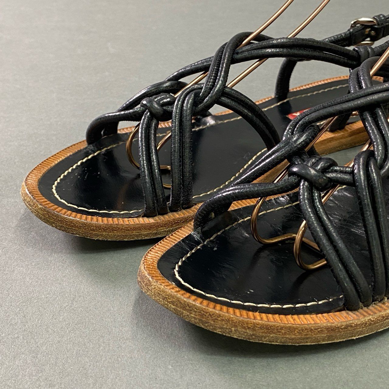 PRADA ブラック スポーツサンダル　36 プラダスポーツ トライアングルロゴ パテントレザー サンダル 36