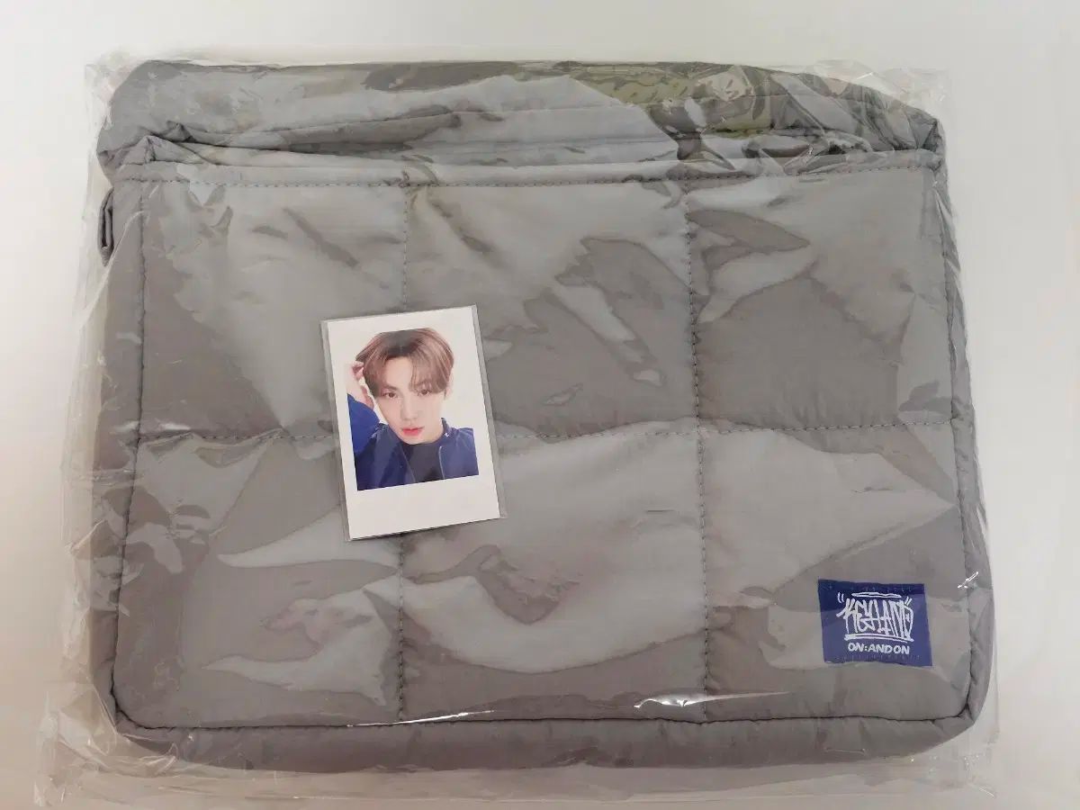 品質保証，大得価 SHINee(シャイニー) キー(KEY・キボム) キーランド オンu0026オン パディング バッグ グッズ (トレカ) O ） その他