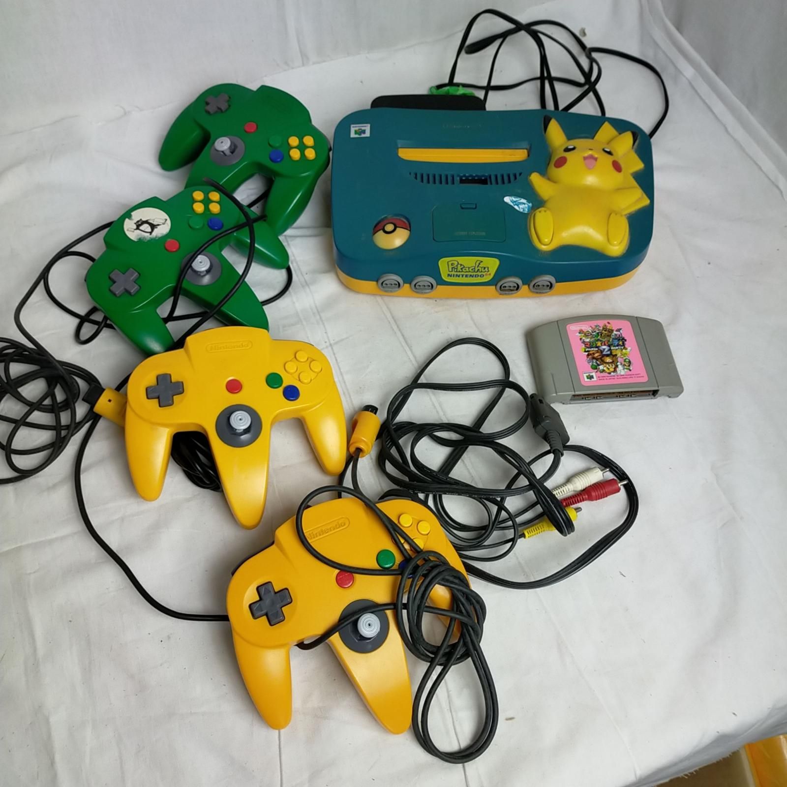 NINTENDO 64 ピカチュウモデル 本体とコントローラー2個