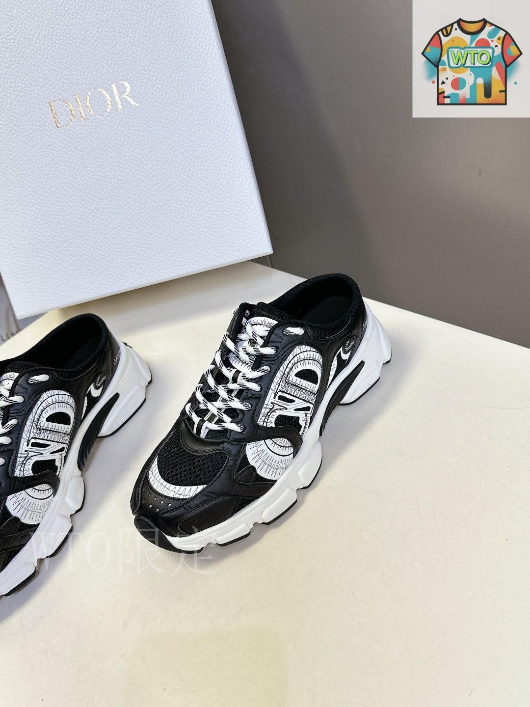 【DIOR】Miss Dior ― Dior Chrono スニーカー Miss Dior — Dior Chrono Sneaker White and Fuchsia Mesh with