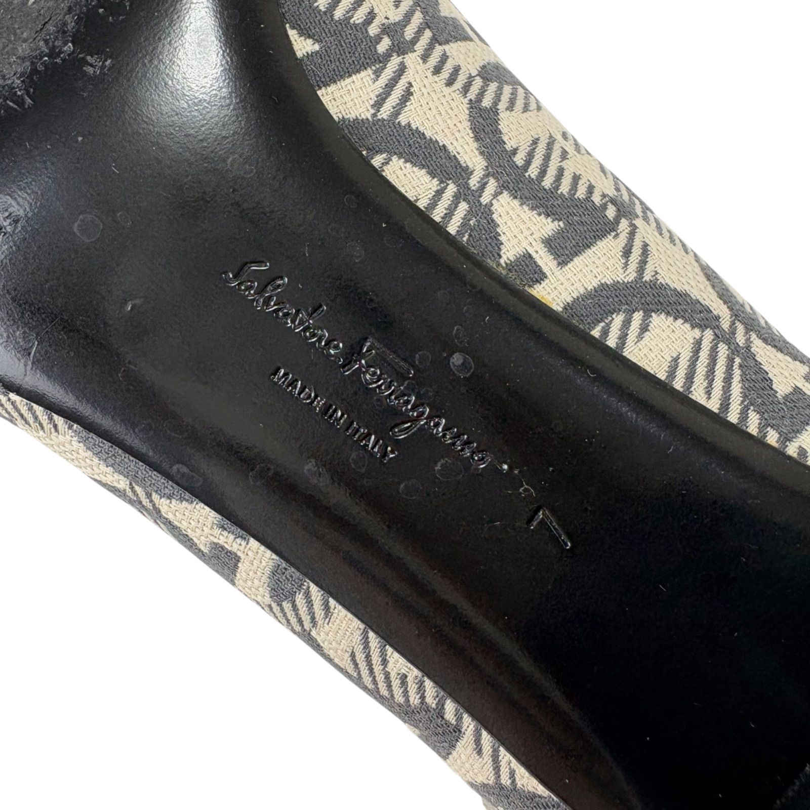 Salvatore Ferragamo サルヴァトーレフェラガモ ダブルガンチーニ