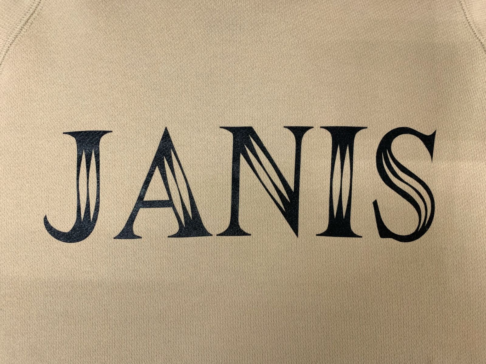 JANIS＆Co (ジャニスアンドカンパニー) ロゴプリントパーカー フロント 