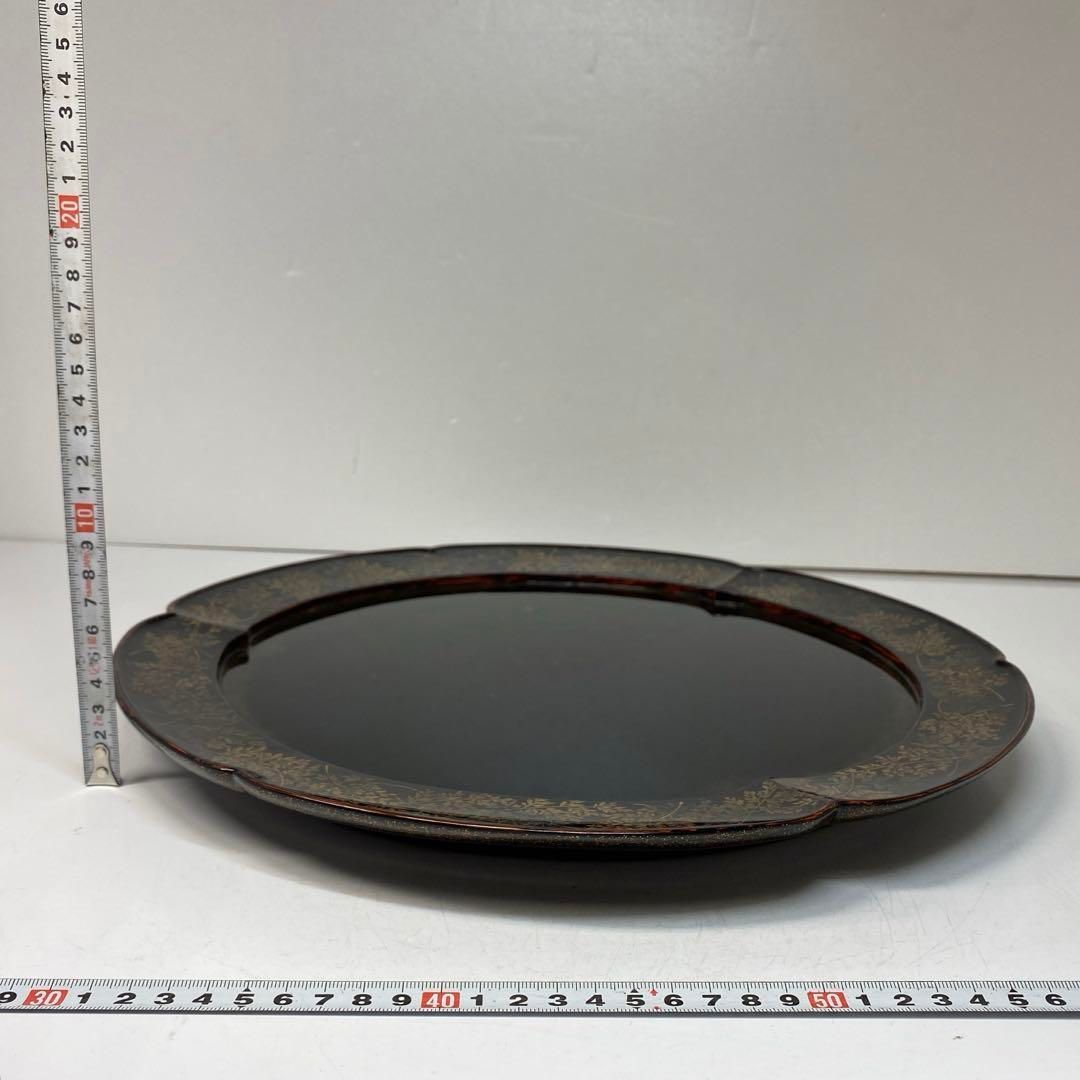 葵刳形忍草文盛器