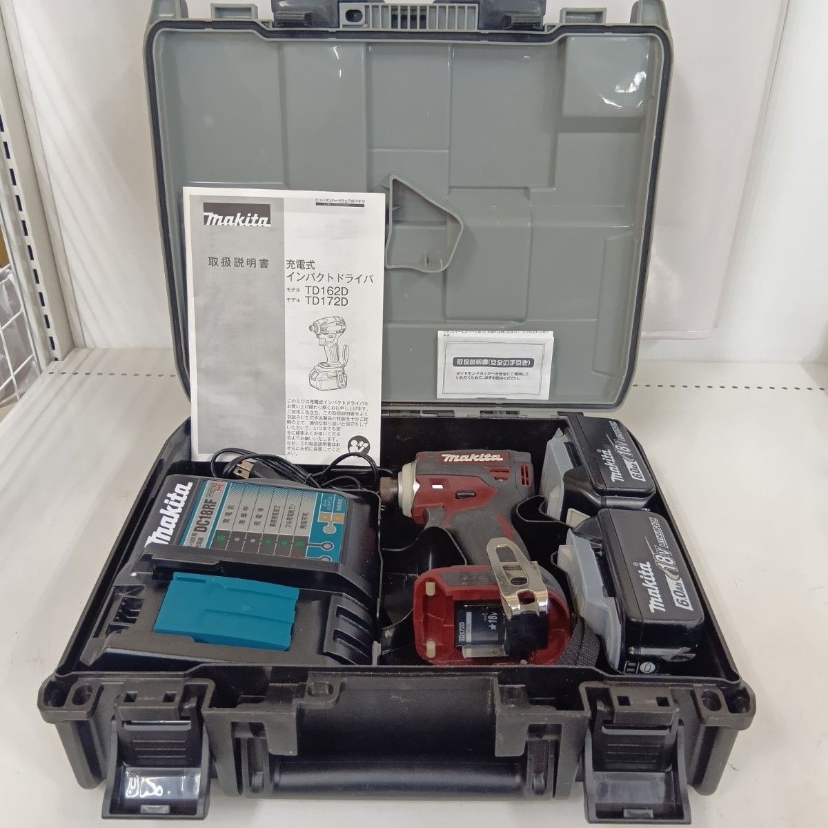 MAKITA マキタ インパクトドライバ TD172DGX レッド 程度B 充電器 充電池2個 ケース付 コードレス式 18v 243124 使用感有