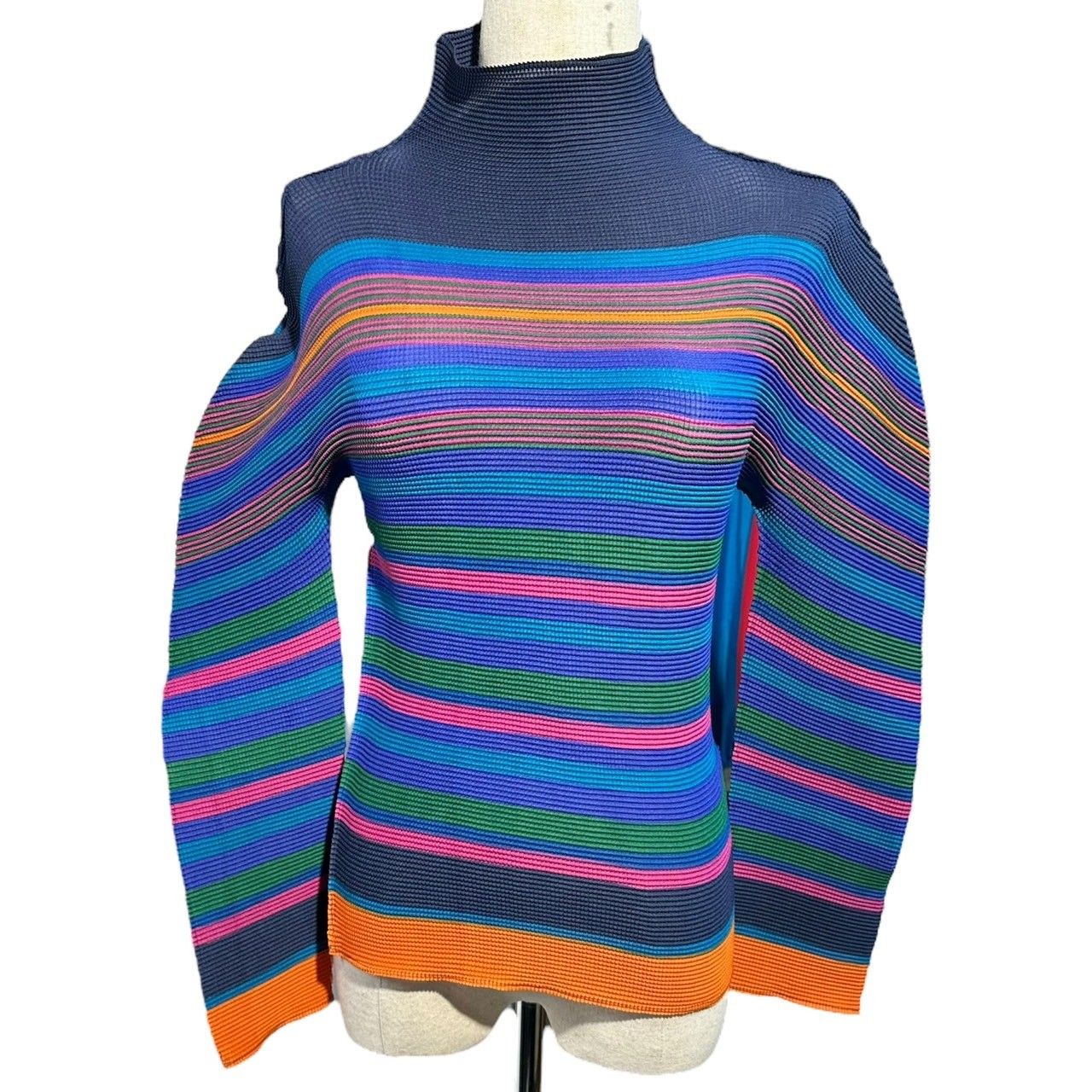 me ISSEY MIYAKE(ミーイッセイミヤケ) Pleated Striped High Neck 