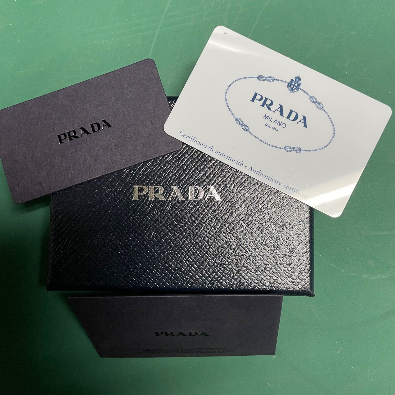 プラダ キーケース 空箱 PRADA ギャランティカード付 - メルカリ