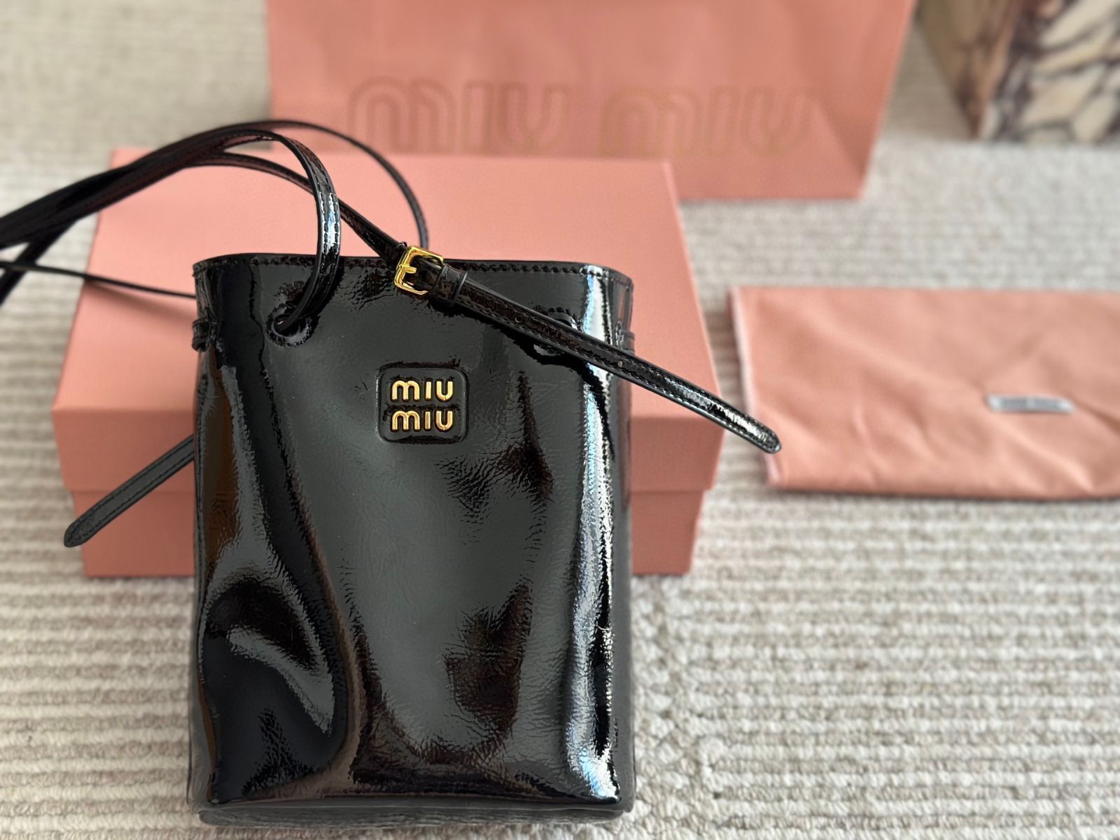 miumiu  ミュウミュウ　パーティーバック　ミニバッグ 遊び心あふれるミュウミュウの新作チャームで、いつものバッグを