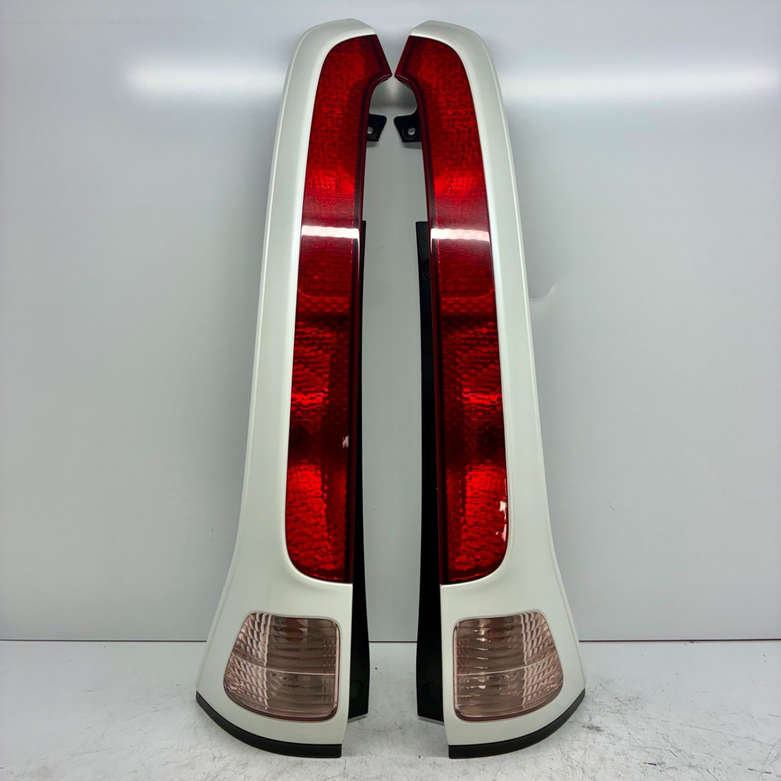 Y 美品【コーティング済】日産 C25 CC25 NC25 CNC25 セレナ テール