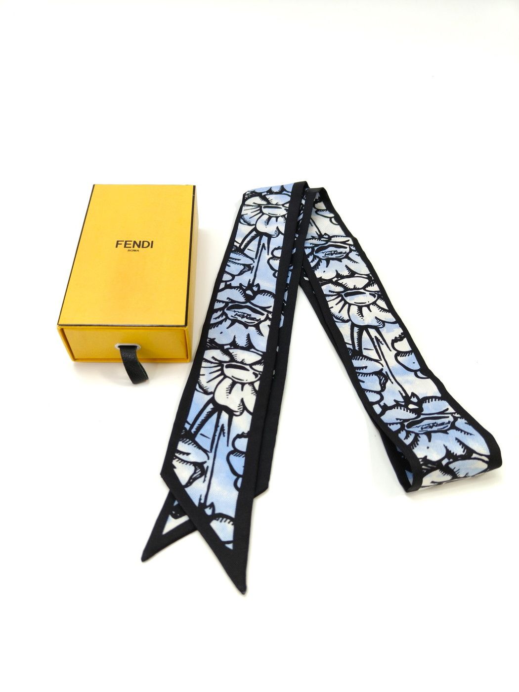 FENDI フェンディ　FFズッカ　ブロックチェック　花柄　シルク　スカーフ FENDI フェンディ FFズッカ ブロックチェック 花柄 シルク スカーフ
