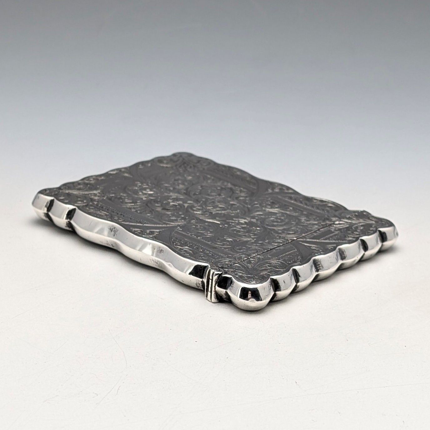 1901年 英国アンティーク スクロール彫刻 純銀製カードケース 68g WILLIAM M. HAYES 1901年 英国アンティーク スクロール彫刻 純銀製カードケース